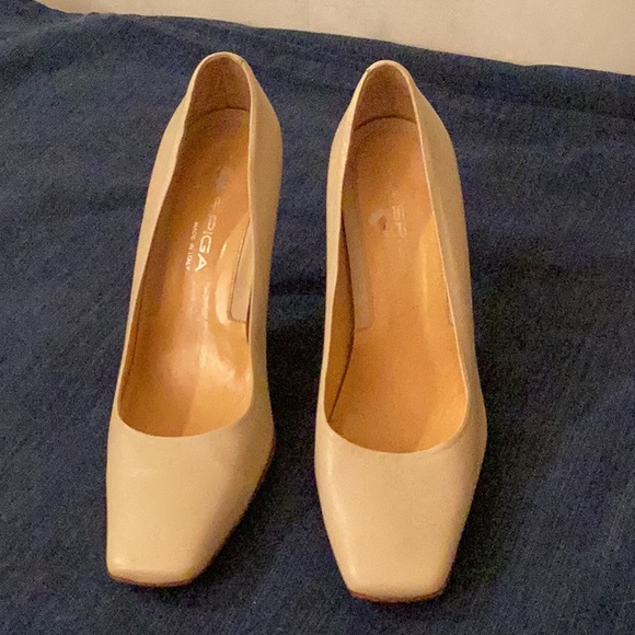Via Spiga Cream color square toe leather professional ladies heels size # 7 N. - Picture 2 of 9